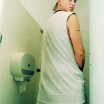 Eminem писает в туалете