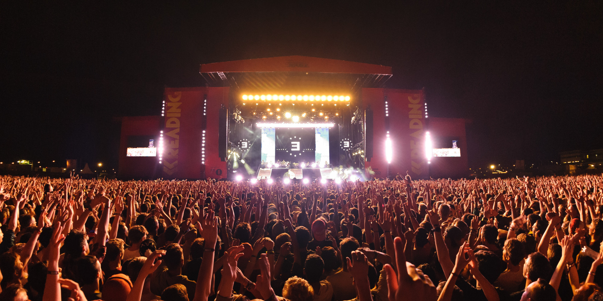 READING, UNITED KINGDOM - AUGUST 24: General view of festival goers at the Main Stage on Day 2 of Reading Festival 2013 at Richfield Avenue on August 24, 2013 in Reading, England. (Photo by Joseph Okpako/Redferns via Getty Images)