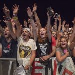 Eminem поднимает футболку: реакция толпы