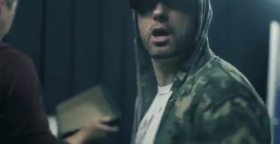 Eminem выпустил коллекцию мерчендайза с автографами в память о туре по Великобритании
