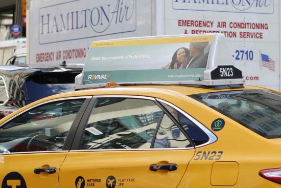 Реклама «Revival» также замечена на машинах такси