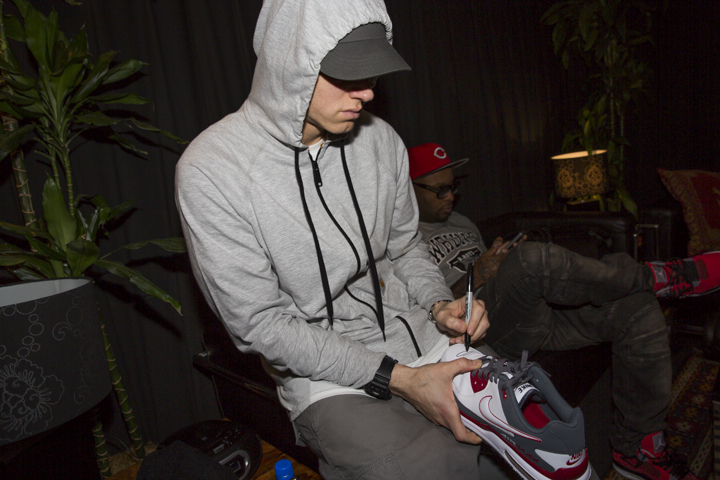 в 2013-ом году Eminem подписал для Small Steps Project пару кроссовок Nike, которые носил во время своего концерта на фестивале Pukkelpop в Бельгии