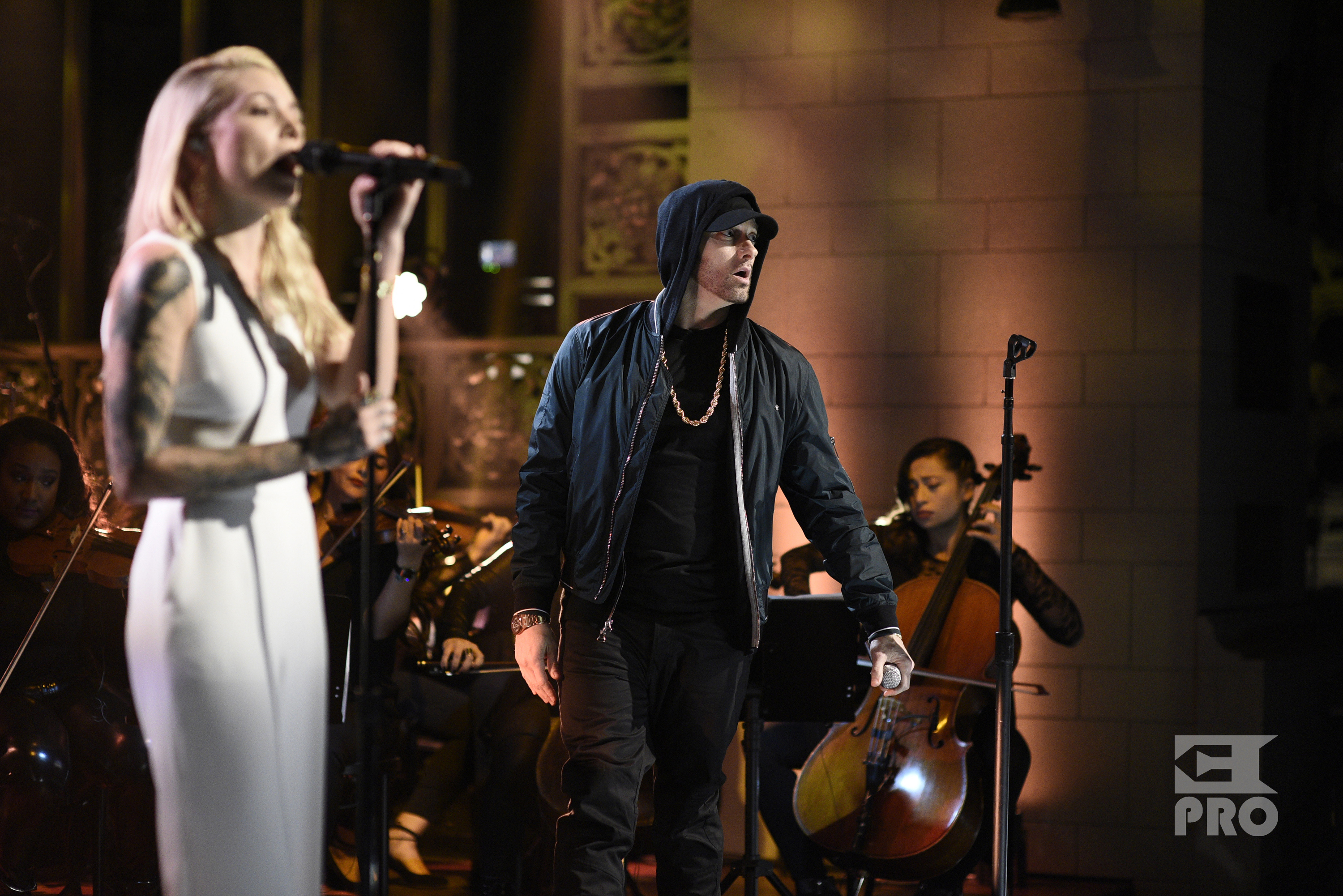 SATURDAY NIGHT LIVE: Выступление Eminem’а и Skylar Grey, студия Studio 8H, ...