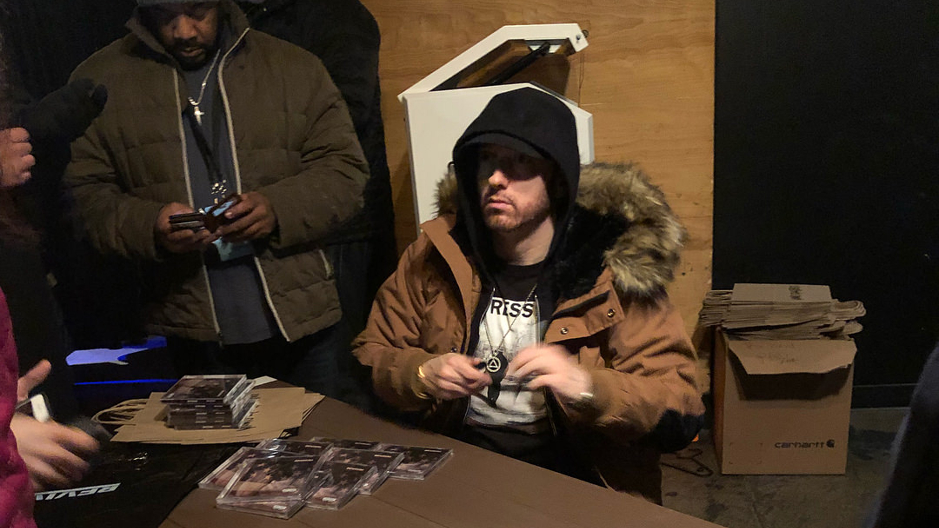 Eminem устроил автограф-сессию на открытии магазина «Mom’s Spaghetti» в Детрйоте