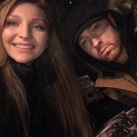 Eminem устроил автограф-сессию на открытии магазина «Mom’s Spaghetti» в Детройте 15 декабря 2017