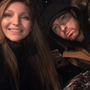 Eminem устроил автограф-сессию на открытии магазина «Mom’s Spaghetti» в Детройте 15 декабря 2017
