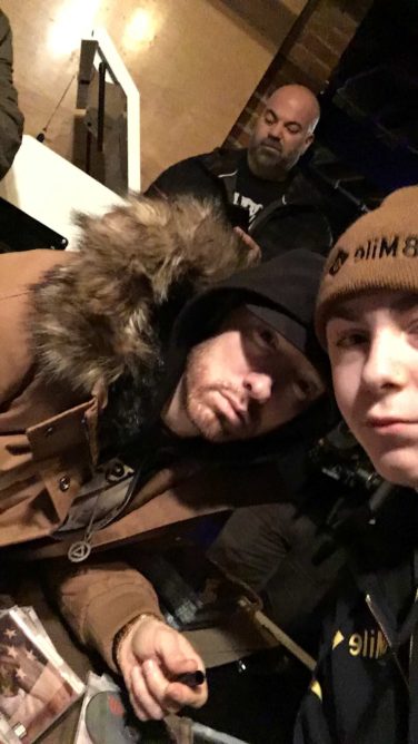 Eminem устроил автограф-сессию на открытии магазина «Mom’s Spaghetti» в Детройте 15 декабря 2017