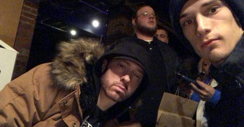 Eminem устроил автограф-сессию на открытии магазина «Mom’s Spaghetti» в Детройте 15 декабря 2017