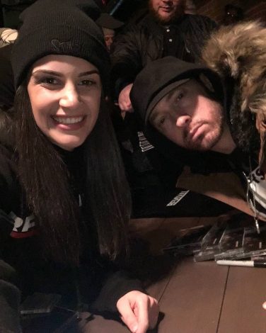 Eminem устроил автограф-сессию на открытии магазина «Mom’s Spaghetti» в Детройте 15 декабря 2017