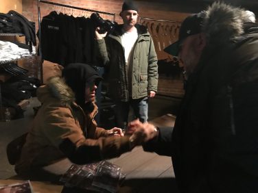 Eminem устроил автограф-сессию на открытии магазина «Mom’s Spaghetti» в Детройте 15 декабря 2017