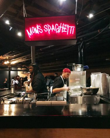 Eminem устроил автограф-сессию на открытии магазина «Mom’s Spaghetti» в Детройте 15 декабря 2017