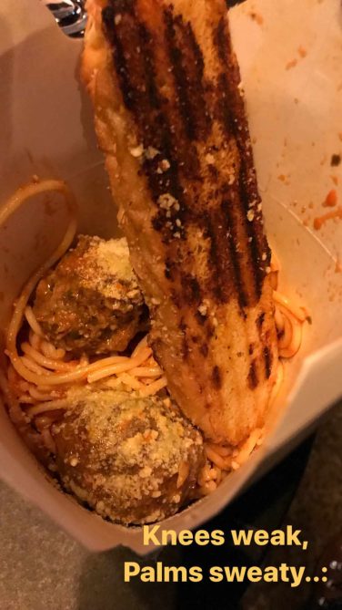 Eminem устроил автограф-сессию на открытии магазина «Mom’s Spaghetti» в Детройте 15 декабря 2017