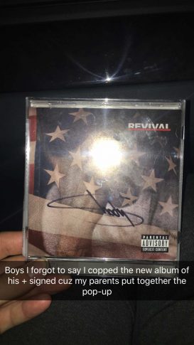 Eminem устроил автограф-сессию на открытии магазина «Mom’s Spaghetti» в Детройте 15 декабря 2017