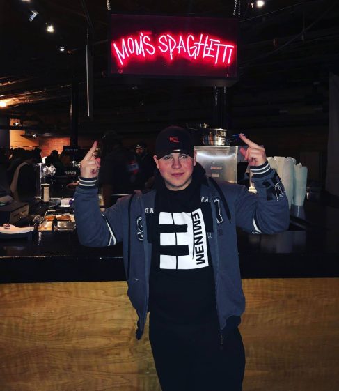 Eminem устроил автограф-сессию на открытии магазина «Mom’s Spaghetti» в Детройте 15 декабря 2017