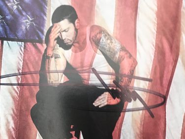 Eminem устроил автограф-сессию на открытии магазина «Mom’s Spaghetti» в Детройте 15 декабря 2017