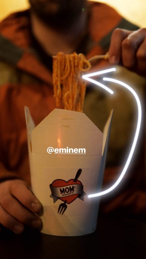 Eminem устроил автограф-сессию на открытии магазина «Mom’s Spaghetti» в Детройте 15 декабря 2017