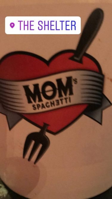 Eminem устроил автограф-сессию на открытии магазина «Mom’s Spaghetti» в Детройте 15 декабря 2017