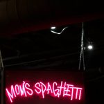 Eminem устроил автограф-сессию на открытии магазина «Mom’s Spaghetti» в Детройте 15 декабря 2017