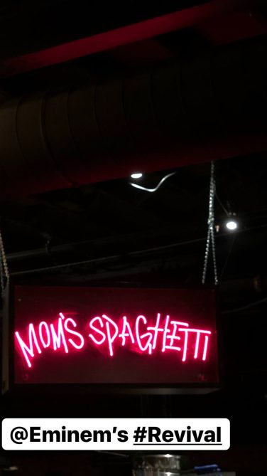 Eminem устроил автограф-сессию на открытии магазина «Mom’s Spaghetti» в Детройте 15 декабря 2017