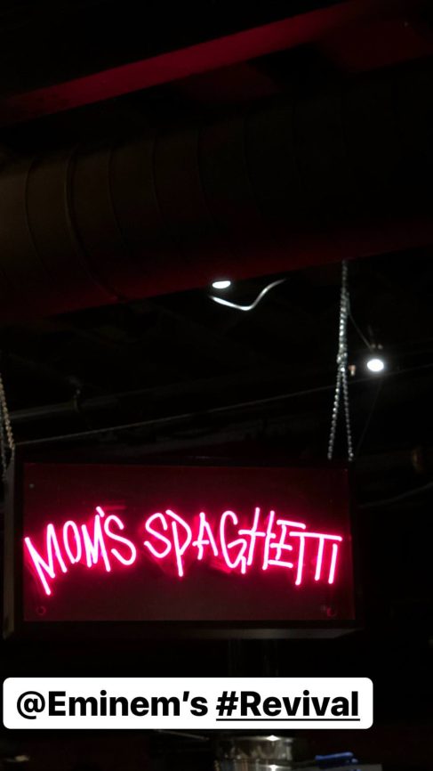 Eminem устроил автограф-сессию на открытии магазина «Mom’s Spaghetti» в Детройте 15 декабря 2017
