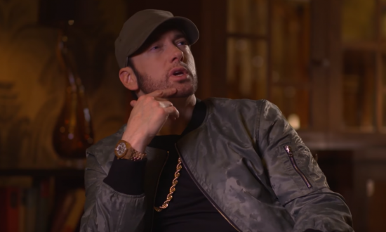Eminem дал большой интервью немецкому изданию DIFFUS Magazin, в котором рассказал о дружбе с Dr. Dre, о том, чем различаются их процессы записи треков и о том, как Eminem создаёт новую музыку. Одна из самых интересных частей интервью Эминема для европейских СМИ. Читайте полный перевод
