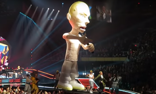 Pink и огромная кукла Eminem'а исполнили сингл «Revenge» на концерте в Фениксе