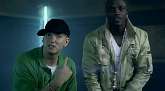 23 марта Британская BPI Music присвоила треку Akon'а и Eminem'а «Smack That» платиновую сертификацию