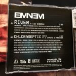 В феврале самый успешный сингл нового альбома Эминема вышел на CD. В редакцию «Eminem.Pro» пришла посылка с парой новеньких дисков «River». Давайте распаковывать.