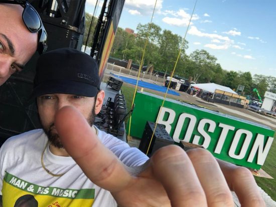 Eminem поделился «традиционным» селфи, на котором он вместе со своим менеджером Полом Розенбергом выглядывают со сцены фестиваля Boston Calling