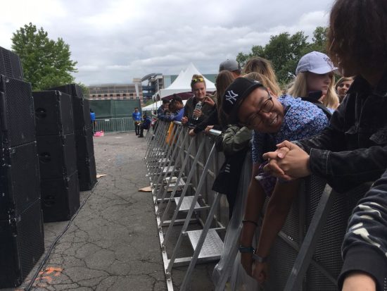 К выходу на сцену готовится группа Amine, а фанаты терпеливо ждут хедлайнера. Ждать ещё очень долго. The Governors Ball Eminem