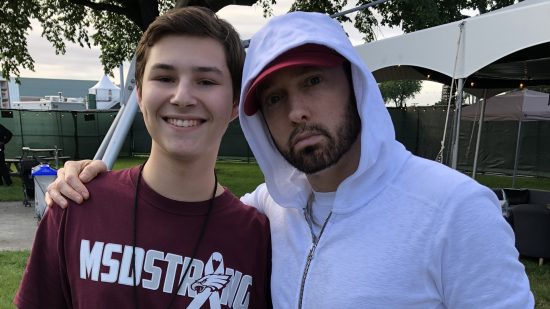 В беседе с редакцией «Eminem.Pro» Alex Moscou, единственный выживший после стрельбы в школе Паркленда, рассказал о приглашении Эминема встретиться с ним на фестивале Governors Ball.