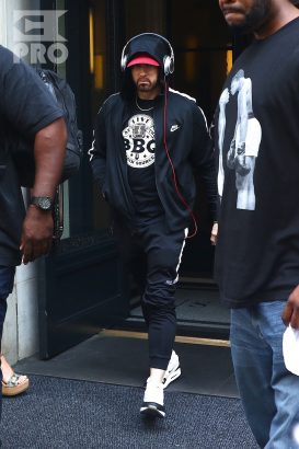 New York, NY - *EXCLUSIVE* - Eminem quickly heads to his car after leaving his hotel. Eminem doesn't have the time to stop and talk to fans as he waves instead and hops into his ride.
