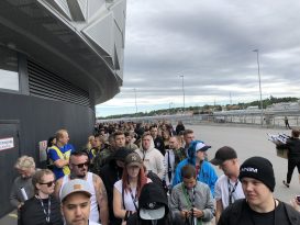 К 14 часам организаторы соорудили палатку регистрации. К этому времени наша очередь заметно увеличилась в размерах, было человек 300. Стало понятно, что VIP-гости займут все первые ряды, не оставляя шансов попасть близко к сцене остальным фанатам с обычными билетами. По данным, которыми проект «Eminem.Pro» располагает из официальных источников , всего было продано 500 VIP-билетов.