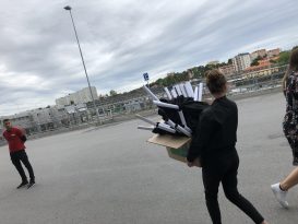 Вместе с браслетами мы получили подарки, входящие в наши билетные VIP-пакеты: заламинированный бейдж на ленте с информацией о концерте и статусе билета, чёрную тряпичную сумку с логотипом тура Эминема, power bank, тоже с логотипом тура, и большущий плакат-афишу концерта. Кстати, с такой сумкой очень удобно посещать подобные мероприятия, ведь такие сумки разрешено проносить.