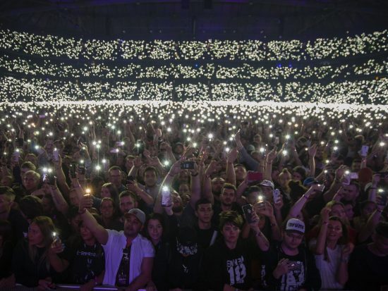 Это поистине волшебный момент, который в лучшем своём проявлении мы наблюдали именно на концерте в Стокгольме. Тысячи людей зажгли свои огоньки и весь стадион осветился тысячами светящихся точек. Фотограф Эма, Jeremy Deputat, подошёл к нам и сделал просто потрясающие кадры.