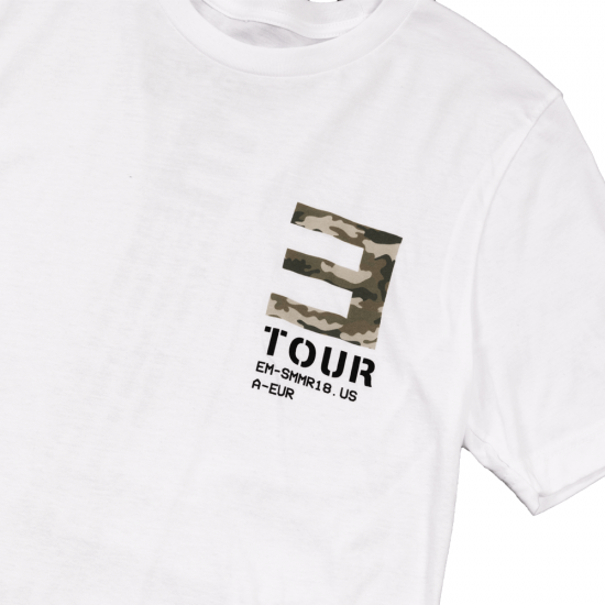 EM-SMMR18.USA-EUR CAMO E T-SHIRT Белая футболка с небольшим логотипом тура Эминема на груди и датами концертов на спине.