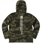 EM-SMMR18.USA-EUR CAMO JACKET Эта ветровка цвета хаки выпускалась для концертов в США и доступна в очень ограниченном количестве. Она украшена логотипом тура и перечнем дат на задней стороне.