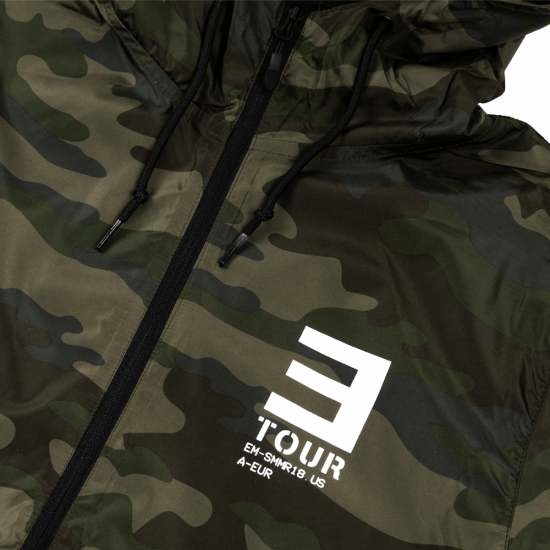 EM-SMMR18.USA-EUR CAMO JACKET Эта ветровка цвета хаки выпускалась для концертов в США и доступна в очень ограниченном количестве. Она украшена логотипом тура и перечнем дат на задней стороне.