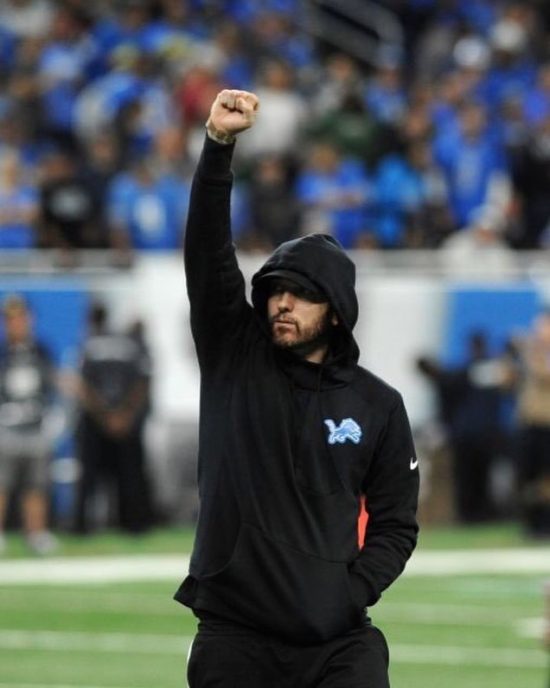 Eminem присоединился к Detroit Lions в качестве почетного капитана