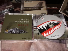 Распаковка: Британская CD-версия альбома «Kamikaze»