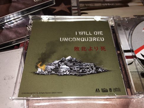 Распаковка: Британская CD-версия альбома «Kamikaze»