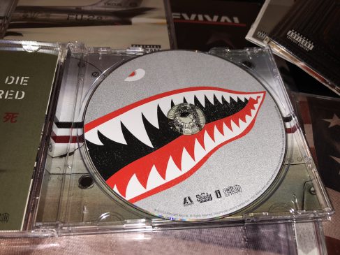 Распаковка: Британская CD-версия альбома «Kamikaze»
