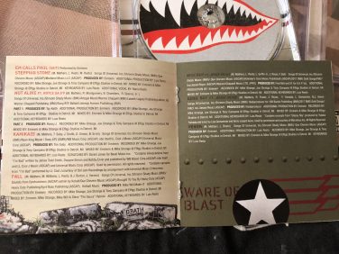 Распаковка: Британская CD-версия альбома «Kamikaze»