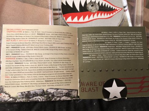 Распаковка: Британская CD-версия альбома «Kamikaze»