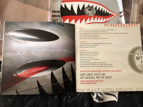 Распаковка: Британская CD-версия альбома «Kamikaze»