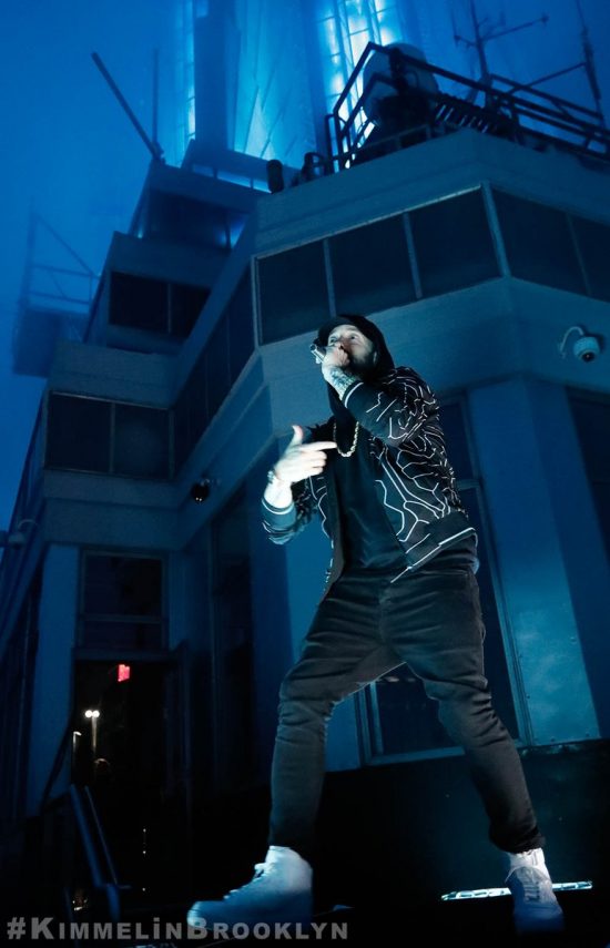 Eminem исполнил трек «Venom» на шоу «Jimmy Kimmel Live!»