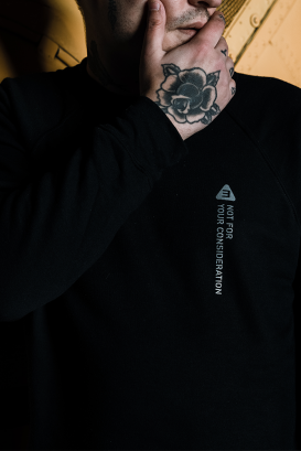 Совместно с Third Man Pressing в Детройте мы запустили очень ограниченный тираж винила и кассет светящихя в темноте "Kamikaze" - будет выпущено всего 200 единиц. Они будут выпущены в Черную пятницу вместе с новым мерчем. Зайдите на сайт (или кликните ссылку в био), чтобы подписаться на ранний доступ