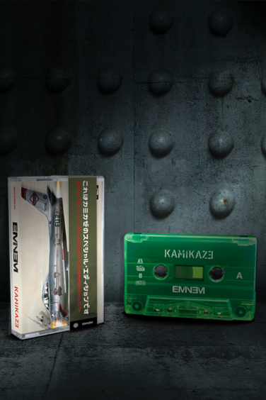Совместно с Third Man Pressing в Детройте мы запустили очень ограниченный тираж винила и кассет светящихя в темноте "Kamikaze" - будет выпущено всего 200 единиц. Они будут выпущены в Черную пятницу вместе с новым мерчем. Зайдите на сайт (или кликните ссылку в био), чтобы подписаться на ранний доступ