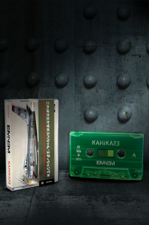 Совместно с Third Man Pressing в Детройте мы запустили очень ограниченный тираж винила и кассет светящихя в темноте "Kamikaze" - будет выпущено всего 200 единиц. Они будут выпущены в Черную пятницу вместе с новым мерчем. Зайдите на сайт (или кликните ссылку в био), чтобы подписаться на ранний доступ