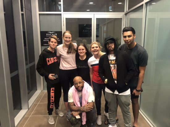 Вечером 20 февраля фанаты смогли поймать Эминема в аэропорту Брисбена. Эм покидал город после своего концерта и направлялся в Сидней